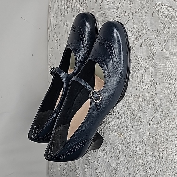 Munro Shoes - Munro American leather mary jane wingtip kitten heeled blue high heels sz 9